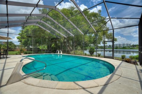 House in Winter Haven, Florida 4 bedrooms, 251.77 sq.m. № 1873332 - photo 6
