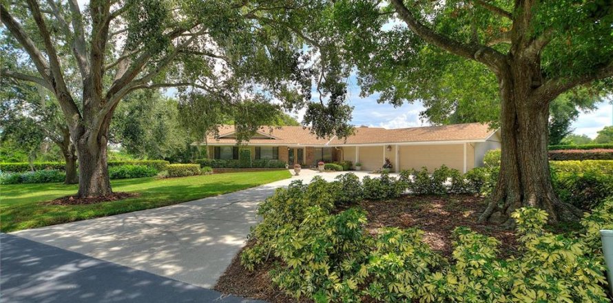 House in Winter Haven, Florida 4 bedrooms, 251.77 sq.m. № 1873332