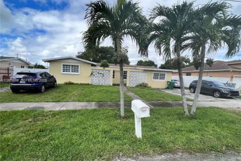 Propiedad comercial en venta en Miami Gardens, Florida, 240.62 m2 № 1993972 - foto 1