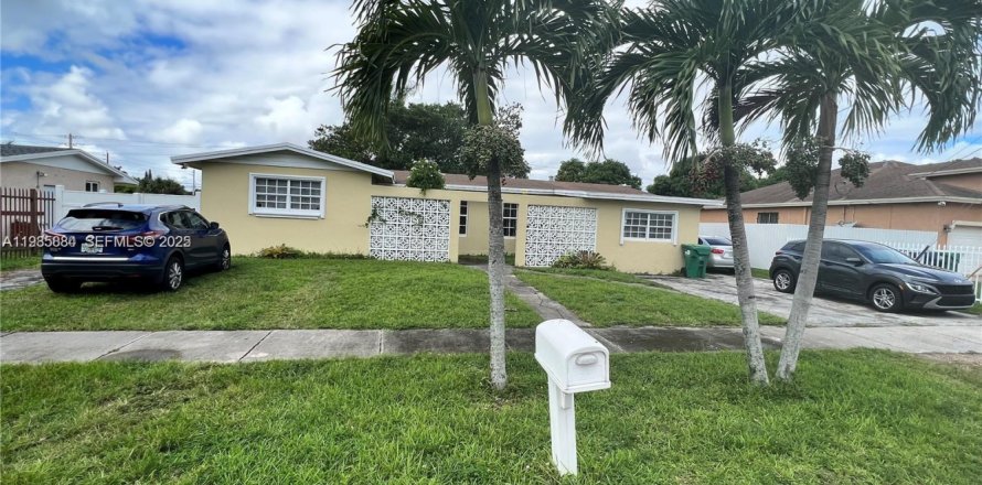 Propiedad comercial en Miami Gardens, Florida 240.62 m2 № 1993972