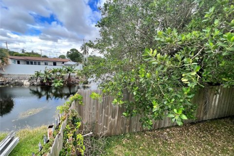 Propiedad comercial en venta en Miami Gardens, Florida, 240.62 m2 № 1993972 - foto 4