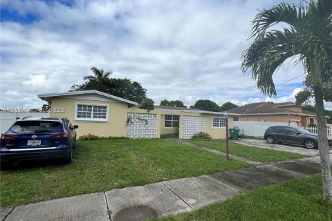 Propiedad comercial en venta en Miami Gardens, Florida, 240.62 m2 № 1993972 - foto 2