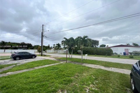 Propiedad comercial en venta en Miami Gardens, Florida, 240.62 m2 № 1993972 - foto 3