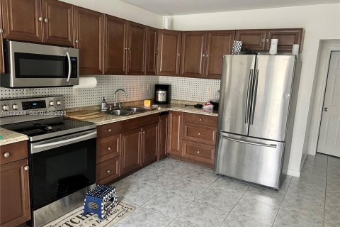 Propiedad comercial en venta en Miami Gardens, Florida, 240.62 m2 № 1993972 - foto 5