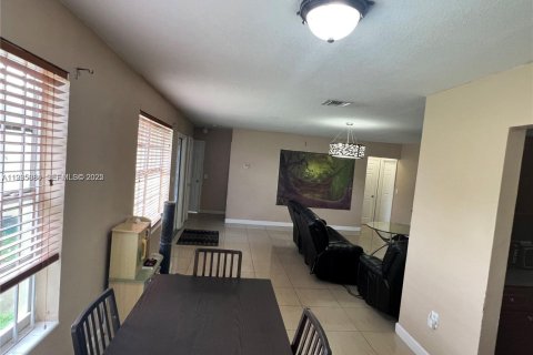 Propiedad comercial en venta en Miami Gardens, Florida, 240.62 m2 № 1993972 - foto 9