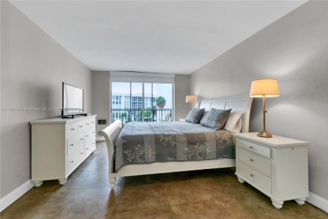 Condo in Hallandale Beach, Florida, 1 bedroom  № 1949685 - photo 1