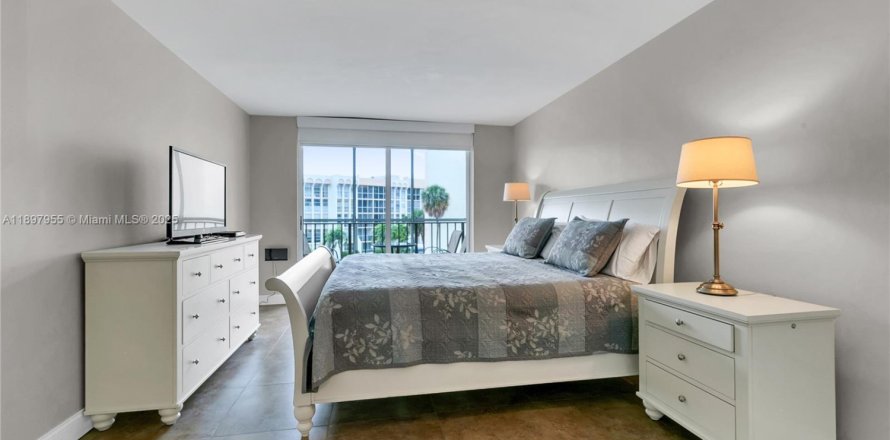 Condo in Hallandale Beach, Florida, 1 bedroom  № 1949685