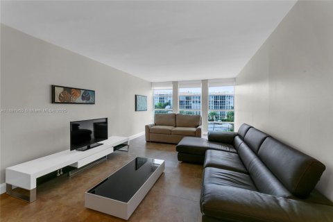 Condo in Hallandale Beach, Florida, 1 bedroom  № 1949685 - photo 13
