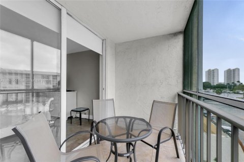 Condo in Hallandale Beach, Florida, 1 bedroom  № 1949685 - photo 8