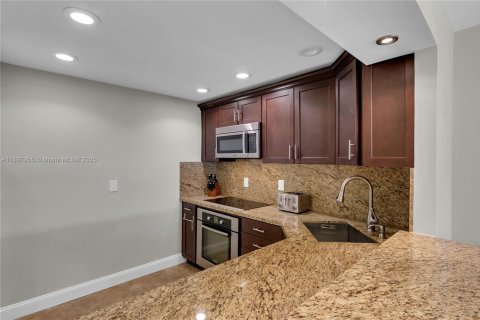 Condo in Hallandale Beach, Florida, 1 bedroom  № 1949685 - photo 20