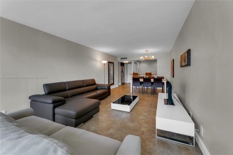 Condo in Hallandale Beach, Florida, 1 bedroom  № 1949685 - photo 15