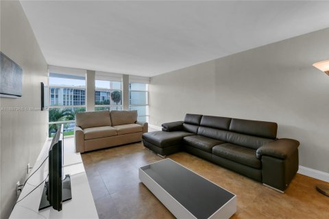 Condo in Hallandale Beach, Florida, 1 bedroom  № 1949685 - photo 14