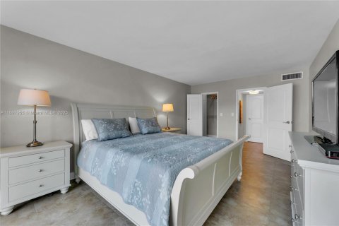 Condo in Hallandale Beach, Florida, 1 bedroom  № 1949685 - photo 3