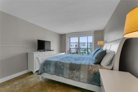 Condo in Hallandale Beach, Florida, 1 bedroom  № 1949685 - photo 5