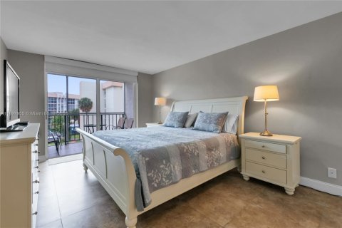 Condo in Hallandale Beach, Florida, 1 bedroom  № 1949685 - photo 2