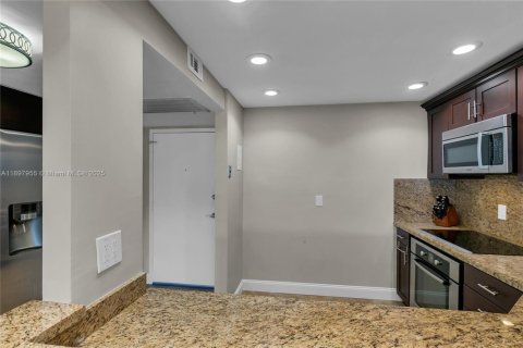 Condo in Hallandale Beach, Florida, 1 bedroom  № 1949685 - photo 21
