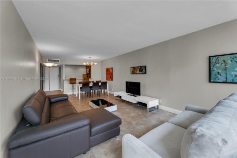 Condo in Hallandale Beach, Florida, 1 bedroom  № 1949685 - photo 16