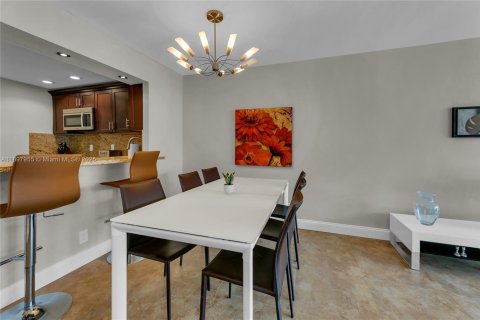 Condo in Hallandale Beach, Florida, 1 bedroom  № 1949685 - photo 10