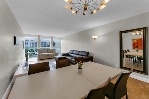 Condo in Hallandale Beach, Florida, 1 bedroom  № 1949685 - photo 12