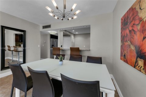 Condo in Hallandale Beach, Florida, 1 bedroom  № 1949685 - photo 11