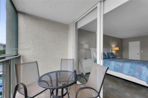 Condo in Hallandale Beach, Florida, 1 bedroom  № 1949685 - photo 6