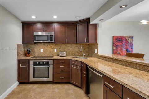Condo in Hallandale Beach, Florida, 1 bedroom  № 1949685 - photo 17