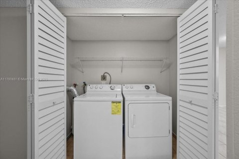 Condo in Miami, Florida, 2 bedrooms  № 1727360 - photo 13