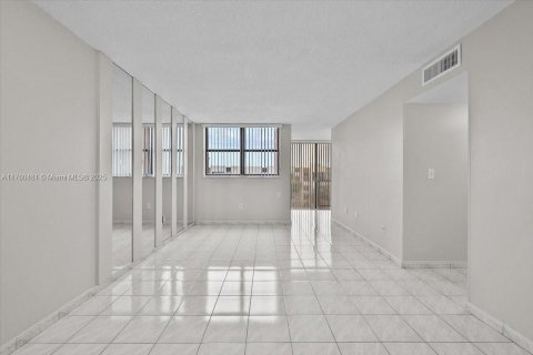 Condo in Miami, Florida, 2 bedrooms  № 1727360 - photo 3