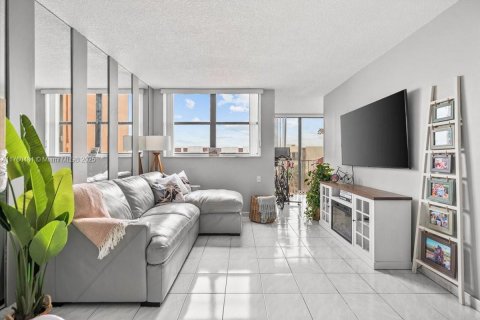 Condo in Miami, Florida, 2 bedrooms  № 1727360 - photo 1