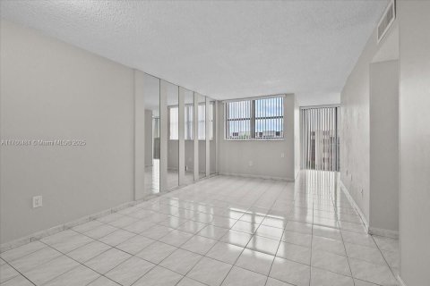 Condo in Miami, Florida, 2 bedrooms  № 1727360 - photo 2