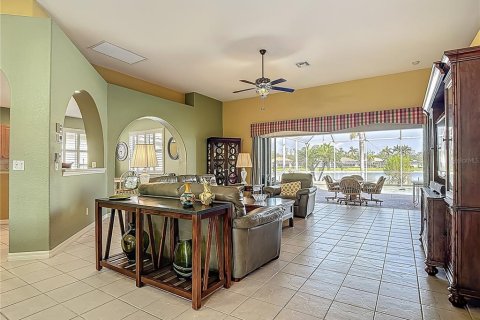 House in North Fort Myers, Florida 2 bedrooms, 184.69 sq.m. № 1680377 - photo 10