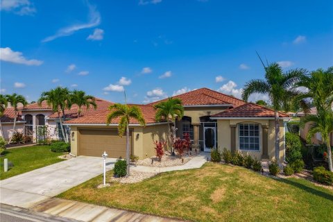 House in North Fort Myers, Florida 2 bedrooms, 184.69 sq.m. № 1680377 - photo 5