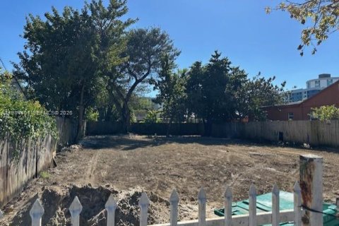 Land in Miami, Florida № 2045695