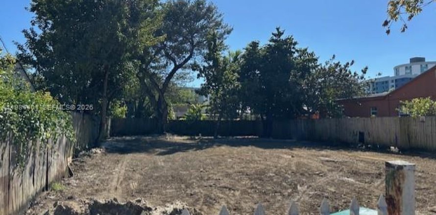 Land in Miami, Florida № 2045695