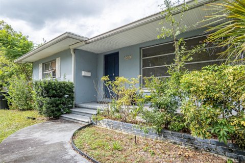 Casa en venta en Saint Petersburg, Florida, 3 dormitorios № 1956168 - foto 1