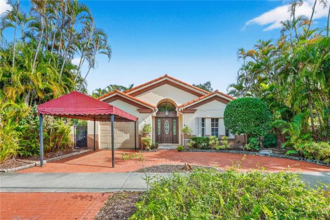 Villa ou maison à vendre à Miami, Floride: 4 chambres, 213.3 m2 № 2019973 - photo 4