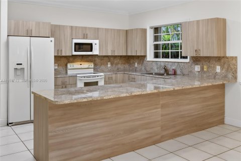 Villa ou maison à vendre à Miami, Floride: 4 chambres, 213.3 m2 № 2019973 - photo 11