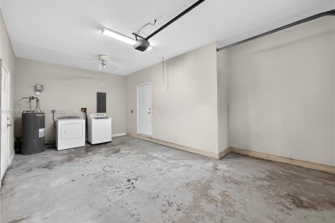 Villa ou maison à vendre à Miami, Floride: 4 chambres, 213.3 m2 № 2019973 - photo 27