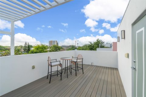 Adosado en alquiler en Miami, Florida, 3 dormitorios, 233.46 m2 № 2077369 - foto 30