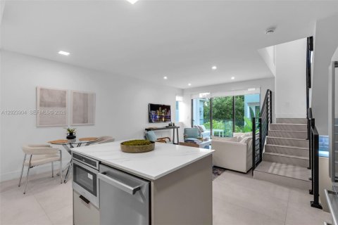 Adosado en alquiler en Miami, Florida, 3 dormitorios, 233.46 m2 № 2077369 - foto 14
