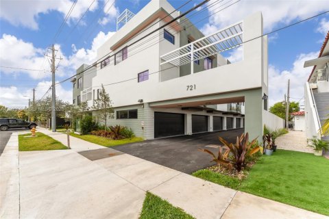 Adosado en alquiler en Miami, Florida, 3 dormitorios, 233.46 m2 № 2077369 - foto 2