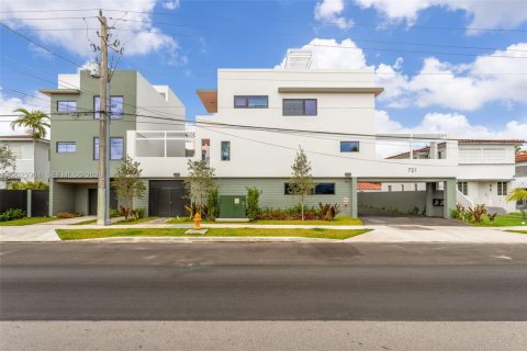 Adosado en Miami, Florida 3 dormitorios, 233.46 m2 № 2077369