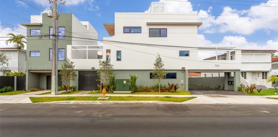 Adosado en Miami, Florida 3 dormitorios, 233.46 m2 № 2077369