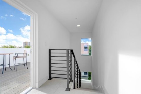 Adosado en alquiler en Miami, Florida, 3 dormitorios, 233.46 m2 № 2077369 - foto 29
