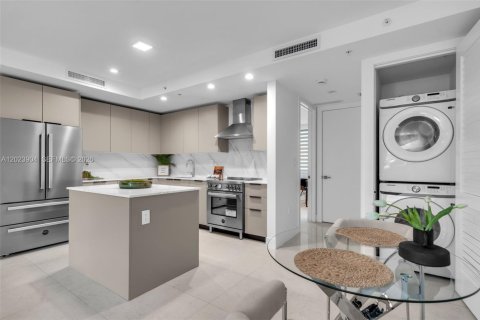 Adosado en alquiler en Miami, Florida, 3 dormitorios, 233.46 m2 № 2077369 - foto 10