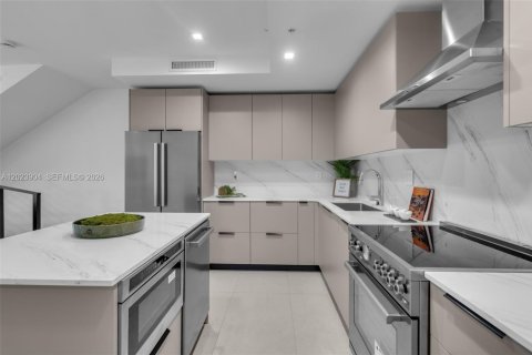 Adosado en alquiler en Miami, Florida, 3 dormitorios, 233.46 m2 № 2077369 - foto 13