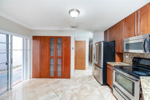 Casa en alquiler en Doral, Florida, 4 dormitorios, 210.7 m2 № 1825886 - foto 9