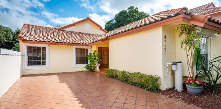 Casa en Doral, Florida 4 dormitorios, 210.7 m2 № 1825886