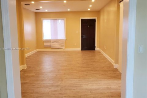 Casa en alquiler en Miami, Florida, 4 dormitorios, 167.22 m2 № 1832360 - foto 6