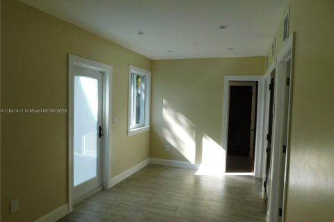 Casa en alquiler en Miami, Florida, 4 dormitorios, 167.22 m2 № 1832360 - foto 17